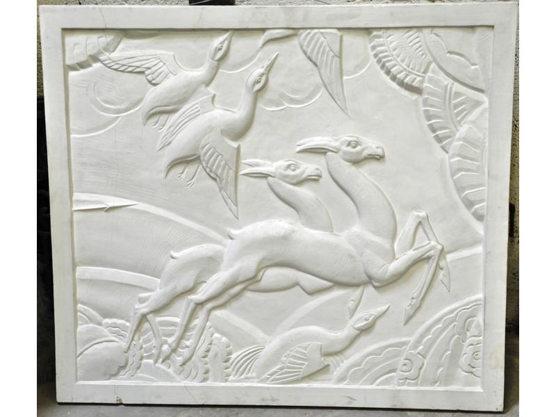 Biches et canards.  Panneau en bas relief moulé en plâtre.  Vers