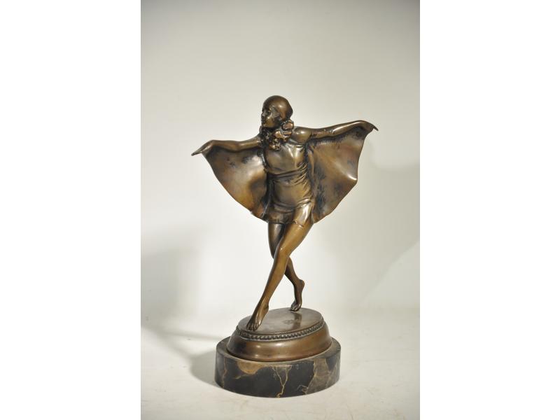 LORENC : Danseuse à la cape.  Sujet en bronze patiné.  Signé.  S