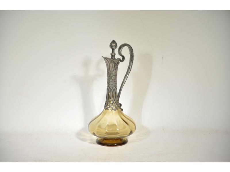Petite aiguière en verre teinté jaune.  Col et anse en étain à d