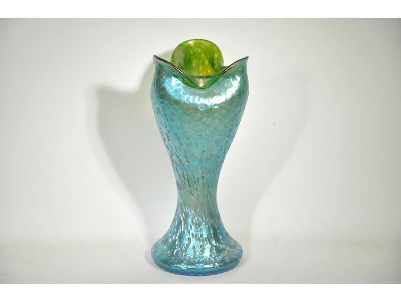 Dans le goût de LOETZ : Vase corole en verre bleu et vert à déco