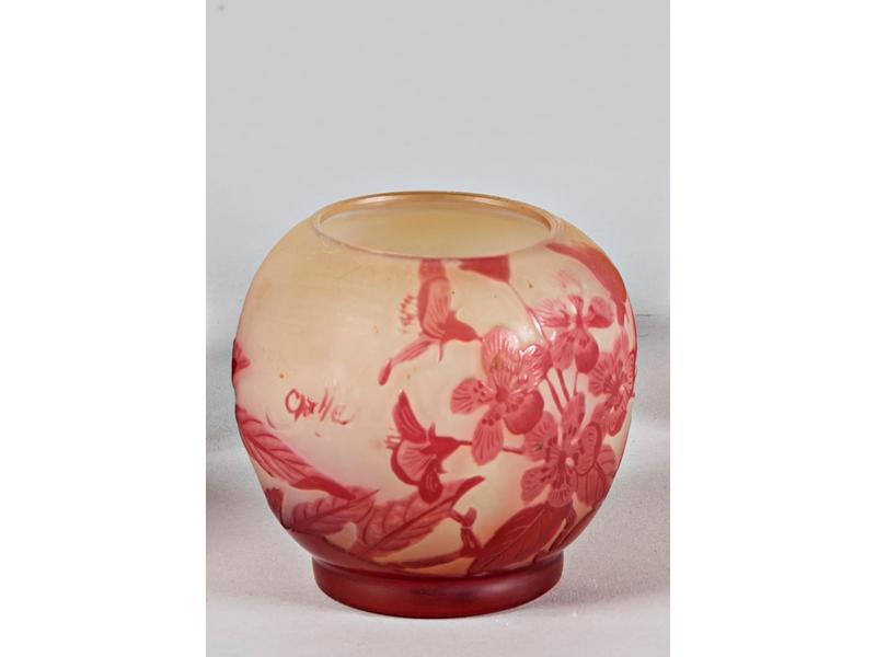 GALLE Etablissements : Petit vase de forme boule en verre multic