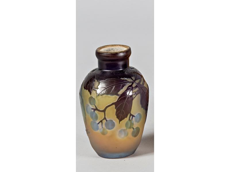 GALLE Etablissements : Petit vase oblong en verre multicouche gr