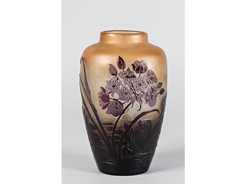 GALLE Etablissement : Vase piriforme en verre multicouche gravé