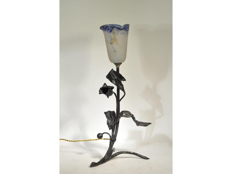 LORRAIN: Tulipe en verre marmoréen blanc et bleu sur un pied en