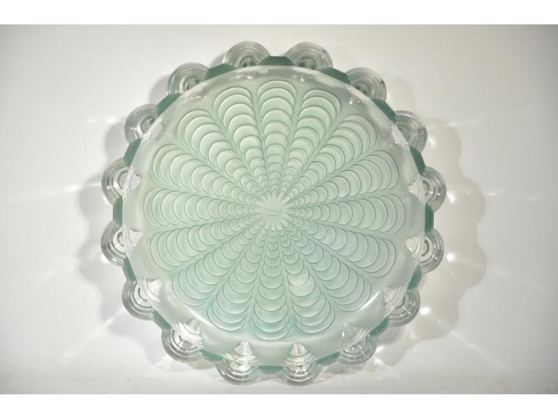 René LALIQUE France : Grand vide-poche en verre dépoli et moulé