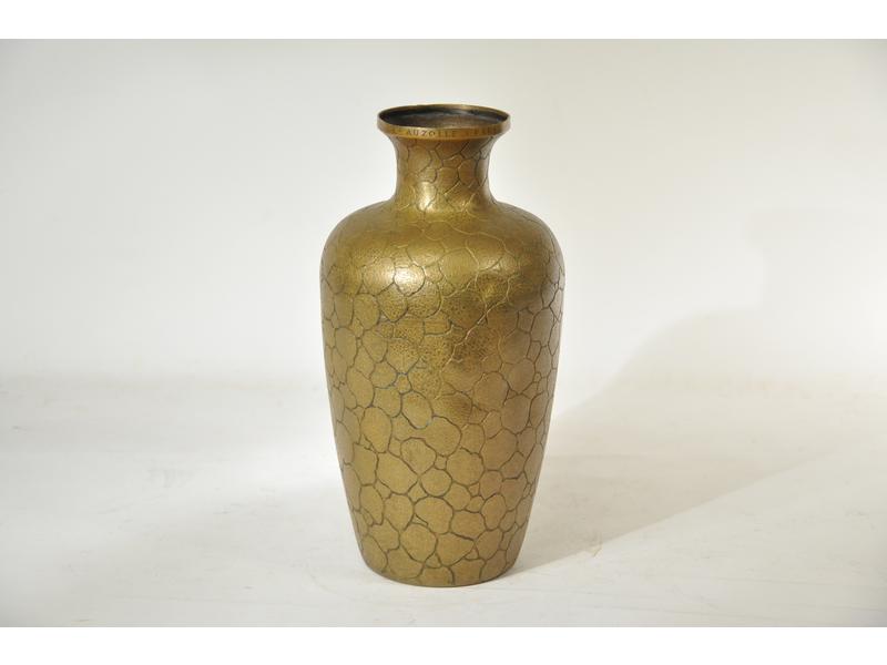 Vase en cuivre piriforme à décor d'écailles.  Col marqué LP AUZO