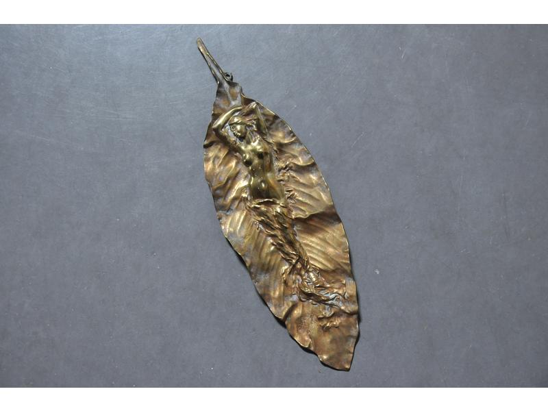 DELPERIER : Elément décoratif en bronze à décor d'une grande feu