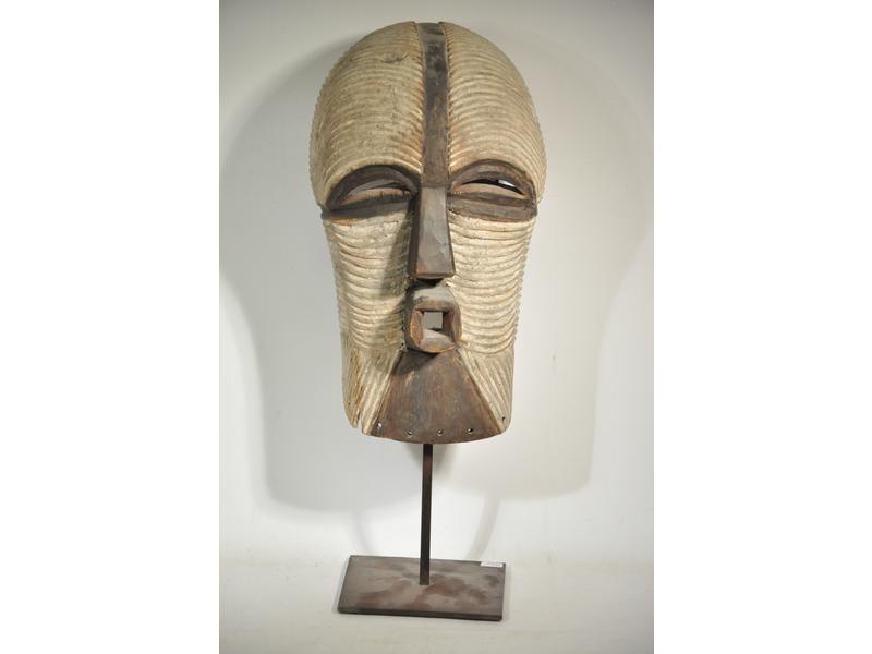 KIFWEBE - Congo : Masque en bois sculpté à motif de stries blanc