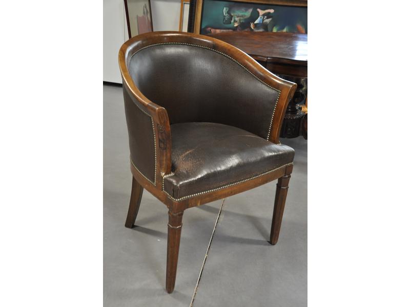Fauteuil de bureau de forme gondole en bois sculpté de petites f