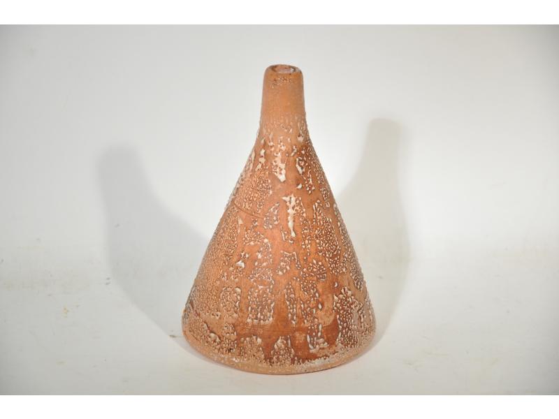 JUILLARD : Petit vase soliflore conique en terre cuite ocre crou
