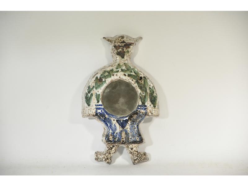 Petit miroir circulaire dans un encadrement en terre cuite émail