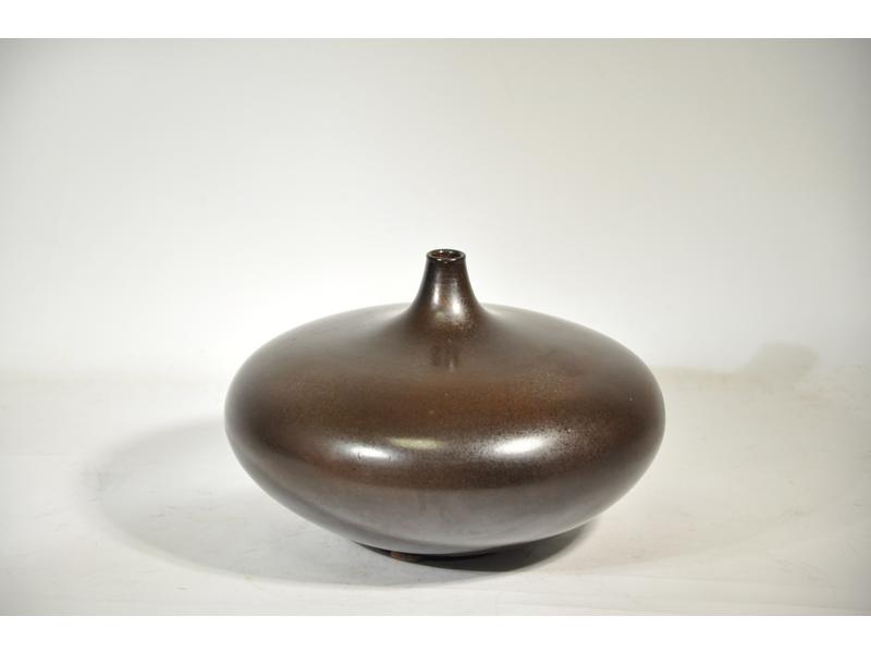 Vase circulaire à panse aplatie noire et petit col.  Diam.: 26 c
