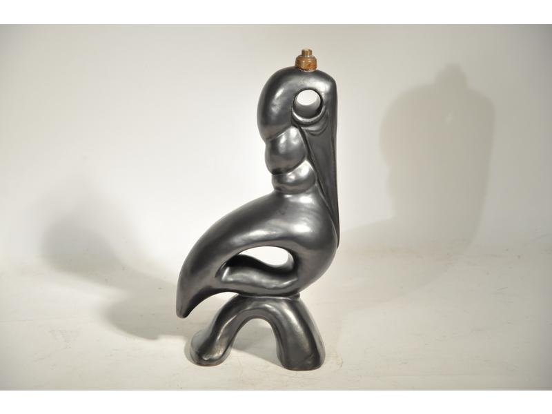 Gil AGNOLONI : Pied de lampe pélican en céramique lustrée grise.