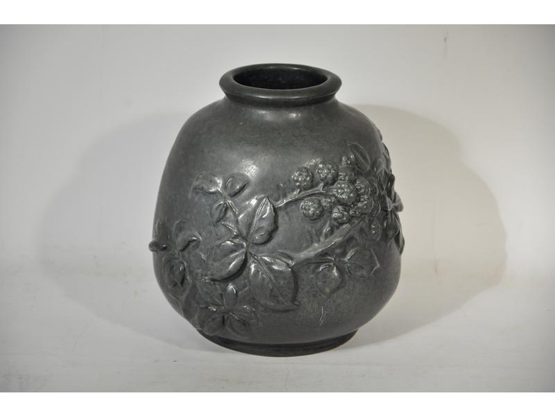 Léon POINTU (1879-1942) : Vase en céramique grise à décor en rel