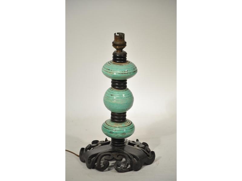 Pied de lampe en fer forgé orné de trois boules en céramique ver