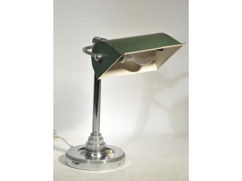 Lampe de bureau.  Abat-jour réglable en tôle peinte vert.  Pied