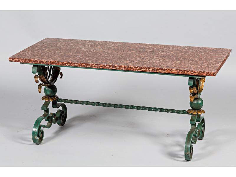 Table basse de salon de forme rectangulaire.  Plateau de marbre