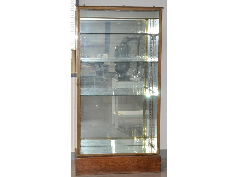 Vitrine de forme rectangulaire en laiton ouvrant par une porte e