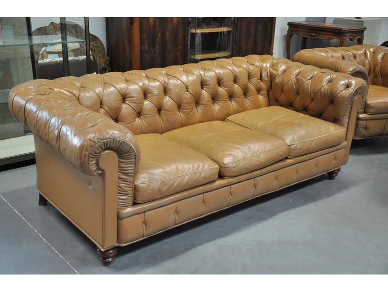 Canapé chesterfield en cuir marron capitnné (formant canapé-lit)