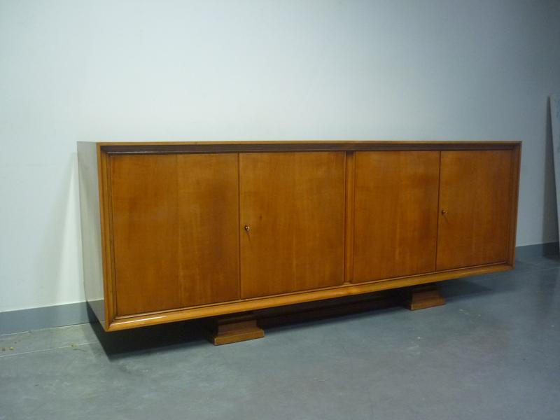 Buffet bas de forme rectangulaire en bois de placage vernis ouvr