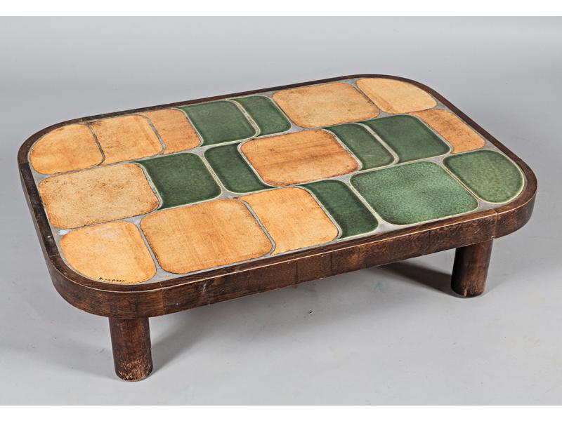 Roger CAPRON (1922-2006) : Table basse en bois.  Plateau à angle
