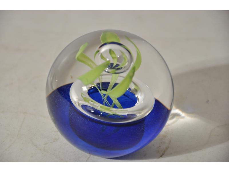 Presse-papier contemporain en verre, à décor d'une fleur verte e