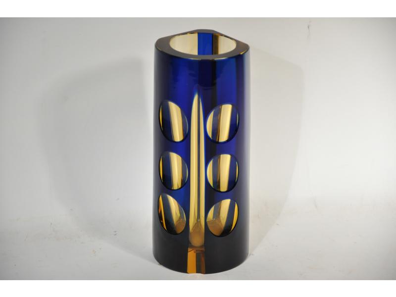 Vase tube en verre jaune doublé bleu à décor taillé en overlay d