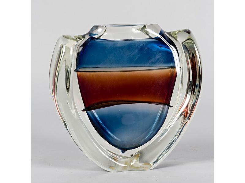 Alain BEGOU (1945) : Vase en verre à panse aplatie.  Intérieur à