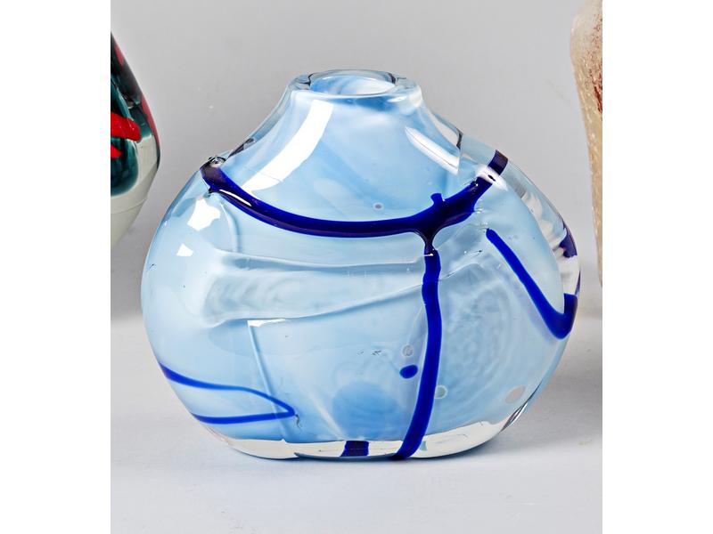 Guy UNTRAUER (1948) : Vase en verre soufflé à décor bleu clair e