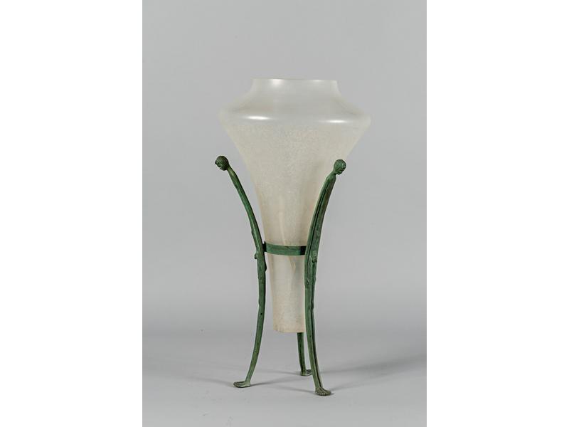 Grande coupe en verre blanc en forme d'urne reposant sur une arm