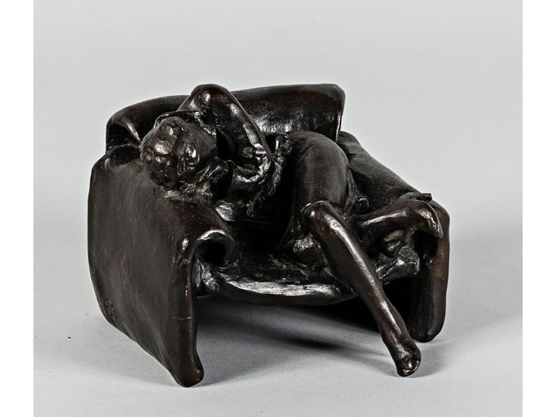 ELS : Femme sur un fauteuil.  Sujet en bronze patiné numéroté 2/