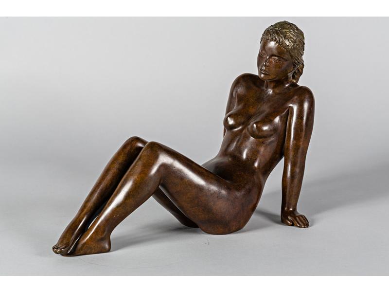 Martine WEHREL : Femme assise.  Sujet en bronze patiné, signé, n