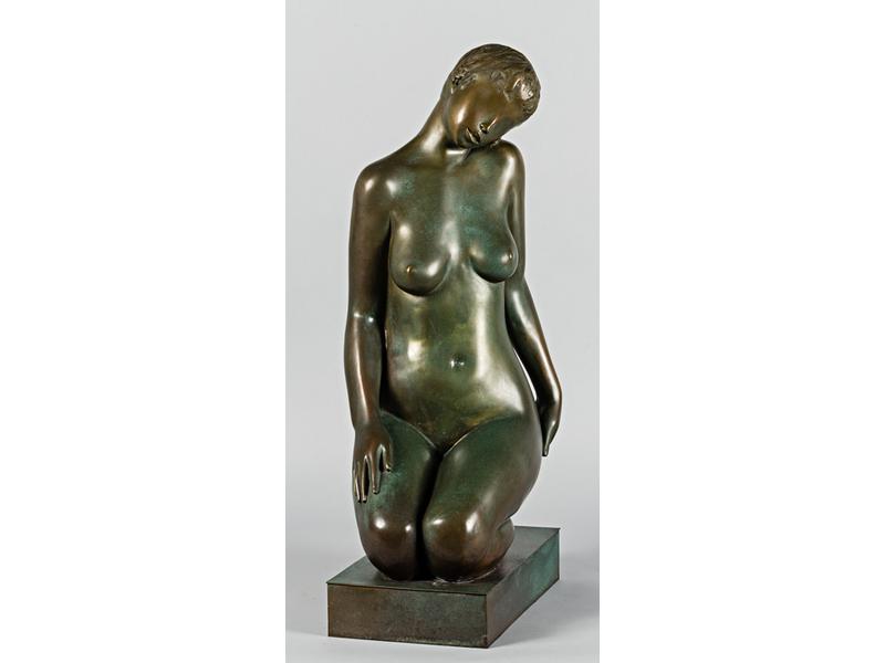 LE BAO (XXe siècle) : Femme agenouillée.  Sujet en bronze à pati