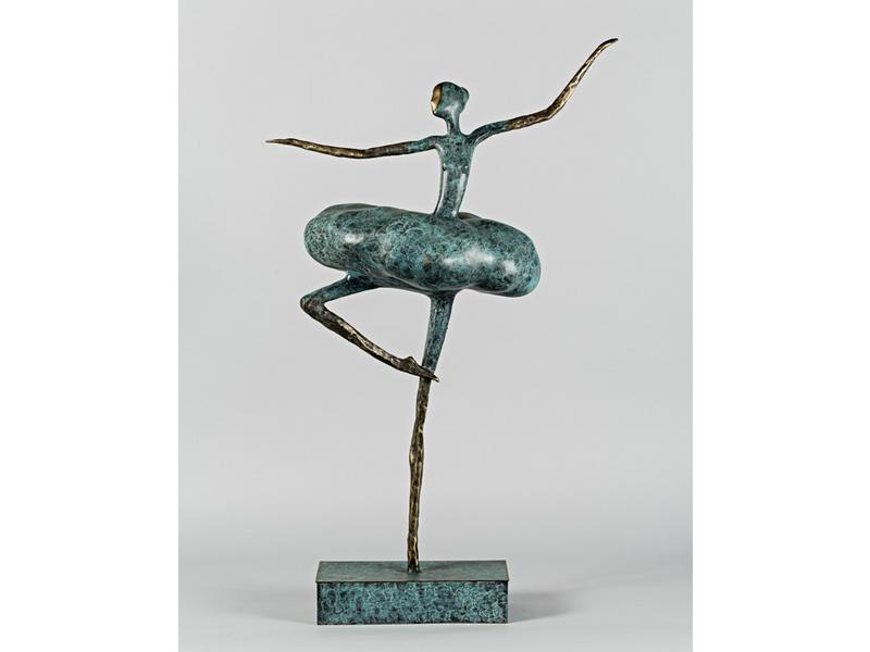 LE BAO (XXe siècle) : La danseuse.  Sujet en bronze à patine ver