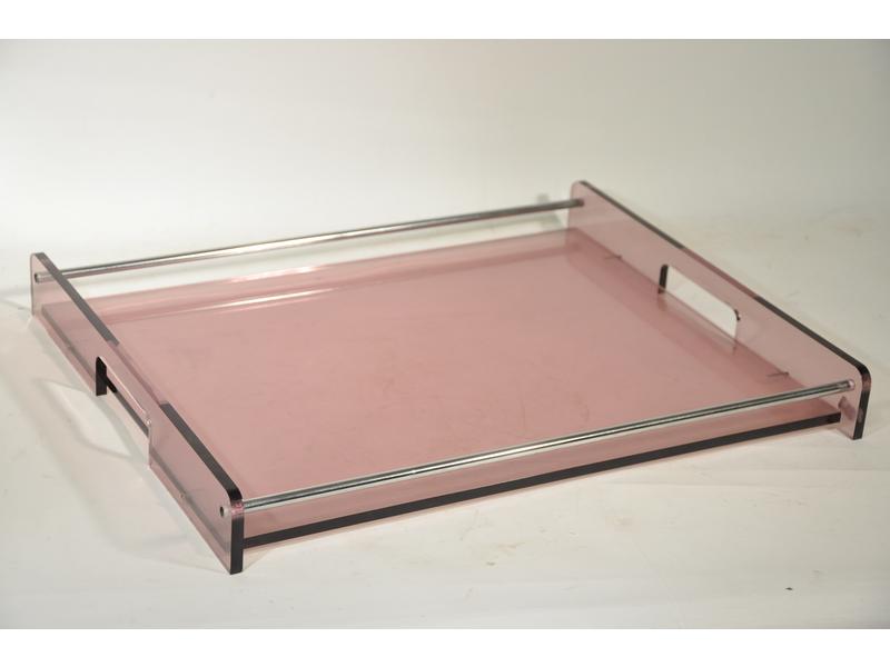 Plateau de forme rectangulaire en plexiglass fumé, à deux poigné