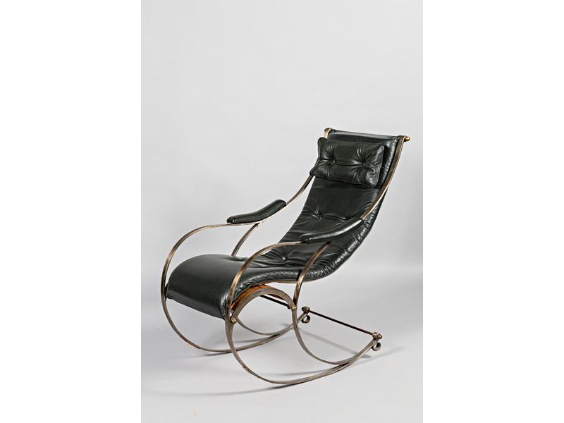 Fauteuil rocking-chair en fer, assise à lattes de bois garnie de