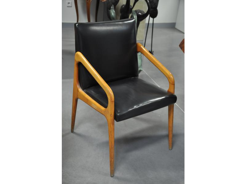 Fauteuil Stella en bois reposant sur un piètement avec accoudoir