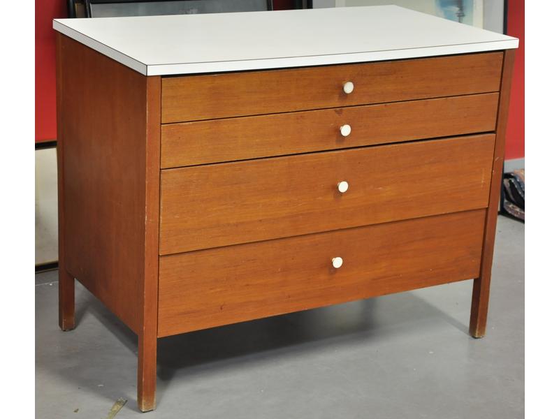 Petite commode rectangulaire.  Plateau en bois mélaminé blanc ou