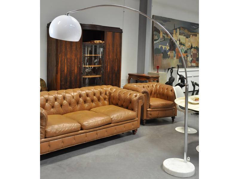 CASTIGLIONI (dans le goût de) : Lampadaire, socle circulaire en