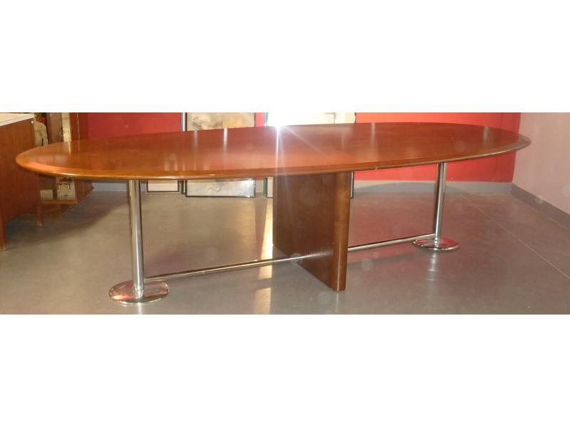 Importante table dite de bateau. Plateau ovale en bois reposant