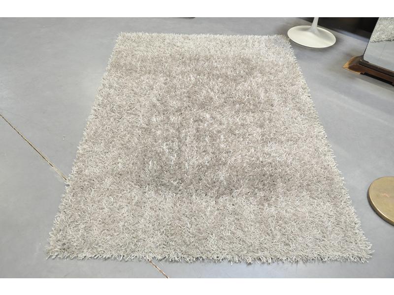 Tapis en fibres synthétiques grises.  Travail contemporain.  Dim