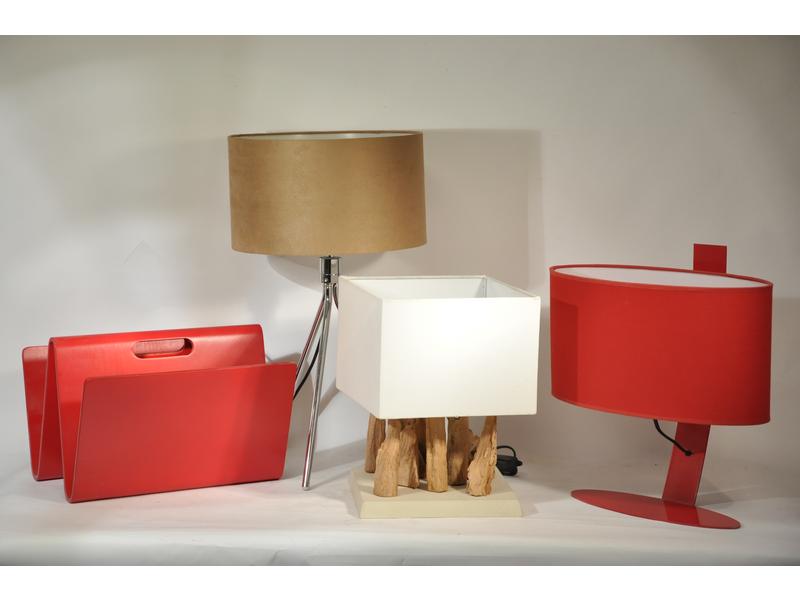 Lot de trois lampes contemporaines, un porte-revues en bois laqu