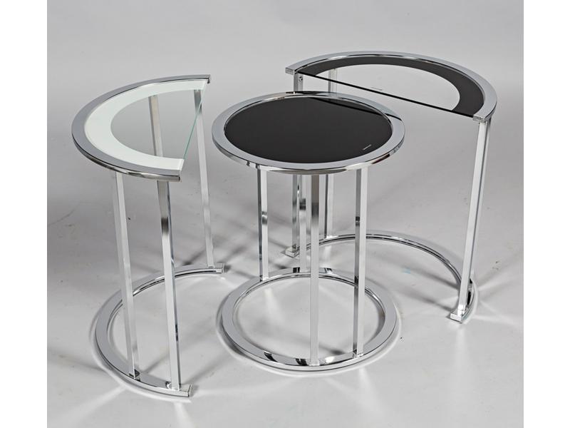 Trois tables gigognes contemporaines en métal chromé et plateaux
