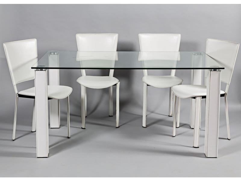 Table rectangulaire plateau verre reposant sur quatre pieds à se