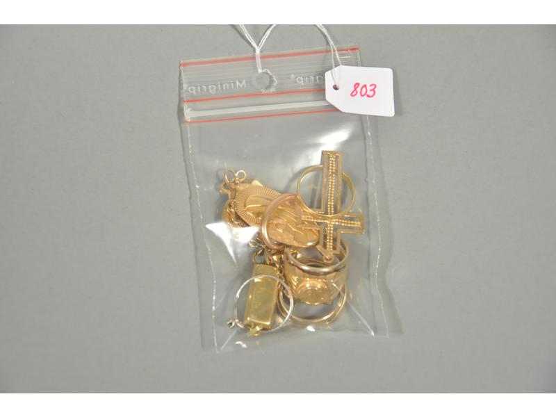 Un lot de divers bijoux et bris or. Poids: 24g40