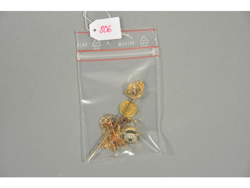 Un lot de divers bris or. Poids brut: 9g60