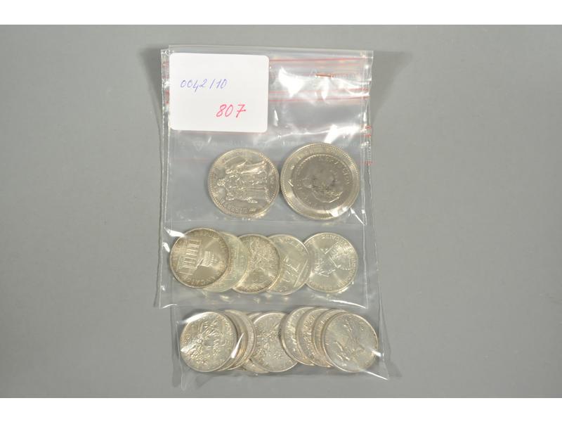 Un lot de pièces de monnaie en argent comprenant: 11 pièces de 5