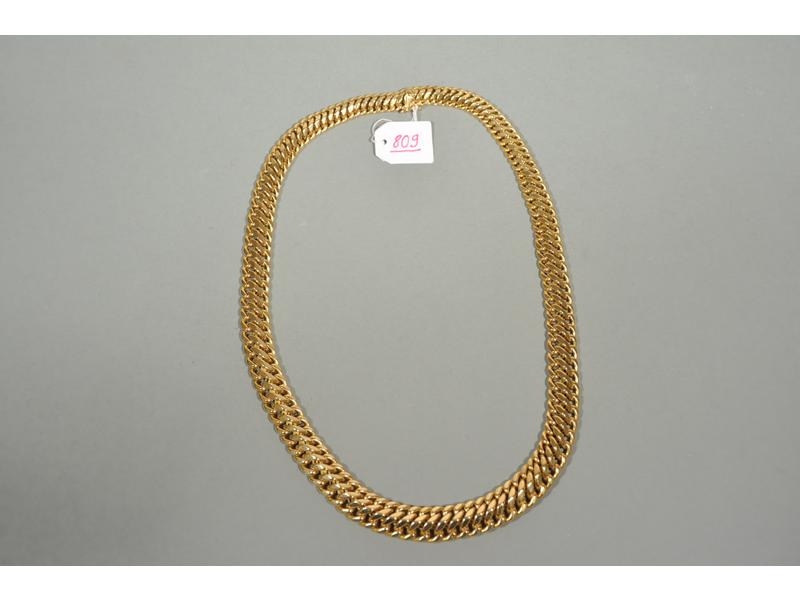 Un collier ras de cou en or jaune, maille américaine. Long.: 43
