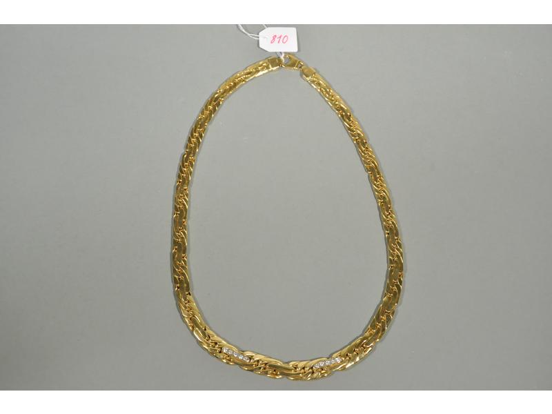 Un collier ras de cou deux ors, maille anglaise en chute, serti