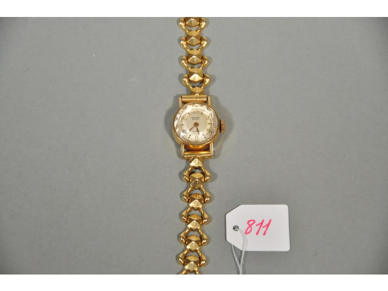 Une montre-bracelet de dame en or jaune. Mouvement mécanique à r